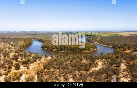 Loop of River Stream turns on plains between NSW and Victoria States in Australia - Luftaufnahme von Riverina. Stockfoto