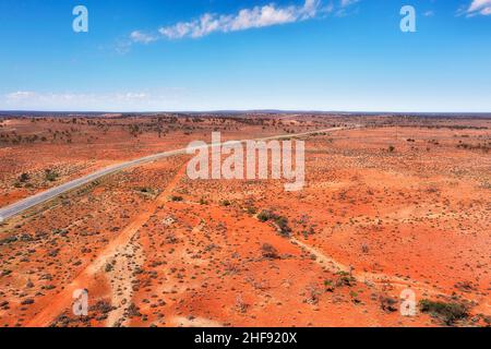 Luftaufnahme entlang des Barrier Highway im australischen roten Boden Outback zum Broken Hill. Stockfoto