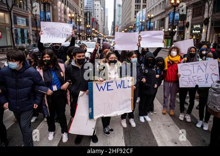 Chicago, USA. 14th Januar 2022. Schüler der Chicago Public Schools (CPS) schlossen am Mittwoch, dem 14. Januar 2022 in Chicago, IL, eine Kreuzung während eines Schulausbruchs und protestierten gegen Sicherheitsreformen aufgrund der COVID-19-Pandemie. (Foto von Christopher Dilts/Sipa USA) Quelle: SIPA USA/Alamy Live News Stockfoto