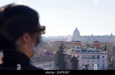 Rom, Italien. 14th Januar 2022. Eine Frau besucht am 14. Januar 2022 die Terrazza del Pincio in Rom, Italien. Italien meldete am Freitag 186.253 neue COVID-19 Fälle in den letzten 24 Stunden, was die Gesamtzahl der bestätigten COVID-19 Fälle nach den neuesten Daten des Gesundheitsministeriums auf 8.356.514 brachte. Quelle: Jin Mamengni/Xinhua/Alamy Live News Stockfoto