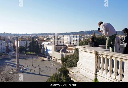 Rom, Italien. 14th Januar 2022. Am 14. Januar 2022 besuchen Menschen die Terrazza del Pincio in Rom, Italien. Italien meldete am Freitag 186.253 neue COVID-19 Fälle in den letzten 24 Stunden, was die Gesamtzahl der bestätigten COVID-19 Fälle nach den neuesten Daten des Gesundheitsministeriums auf 8.356.514 brachte. Quelle: Jin Mamengni/Xinhua/Alamy Live News Stockfoto