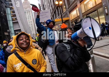 Chicago, USA. 14th Januar 2022. Schüler der öffentlichen Schulen von Chicago (CPS) führen am Mittwoch, dem 14. Januar 2022 in Chicago, IL, einen Schulauszug durch und protestieren vor den Hauptbüros der CPS mit der Forderung nach Sicherheitsreformen aufgrund der COVID-19-Pandemie. (Foto von Christopher Dilts/Sipa USA) Quelle: SIPA USA/Alamy Live News Stockfoto