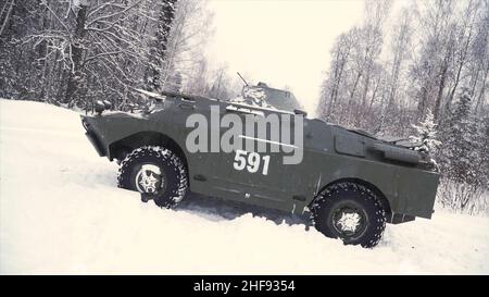 Wirf eine Granate in einen Militärpanzer. Clip. Soldat wirft eine Handgranate in einen Kampfpanzer oder gepanzerten Personalträger, Winterrücklauf, Soldat thr Stockfoto