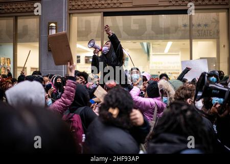 Chicago, USA. 14th Januar 2022. Schüler der öffentlichen Schulen von Chicago (CPS) führen am Mittwoch, dem 14. Januar 2022 in Chicago, IL, einen Schulauszug durch und protestieren vor den Hauptbüros der CPS mit der Forderung nach Sicherheitsreformen aufgrund der COVID-19-Pandemie. (Foto von Christopher Dilts/Sipa USA) Quelle: SIPA USA/Alamy Live News Stockfoto