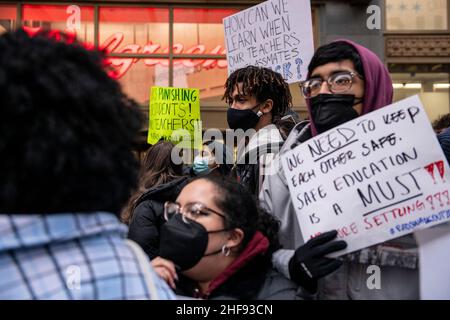 Chicago, USA. 14th Januar 2022. Schüler der Chicago Public Schools (CPS) schlossen am Mittwoch, dem 14. Januar 2022 in Chicago, IL, eine Kreuzung während eines Schulausbruchs und protestierten gegen Sicherheitsreformen aufgrund der COVID-19-Pandemie. (Foto von Christopher Dilts/Sipa USA) Quelle: SIPA USA/Alamy Live News Stockfoto