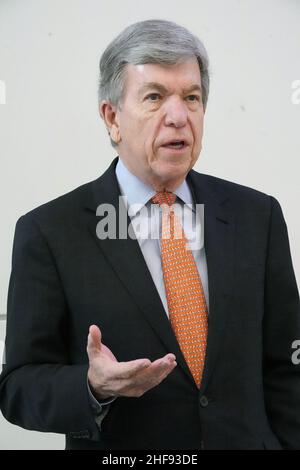 St. Louis, USA. 14th Januar 2022. Der Senator von Missouri, Roy Blunt, spricht mit Reportern, nachdem er am Freitag, dem 14. Januar 2022, das neue Interdisziplinäre Gebäude für Wissenschaft und Technik auf dem Campus der Saint Louis University in St. Louis bereist hatte. Blunt sprach über die Partnerschaft der SLU mit der National Geospatial-Intelligence Agency und über die Bemühungen, die Position von St. Louis als globales Zentrum für Geospatial Intelligence zu verbessern. Foto von Bill Greenblatt/UPI Credit: UPI/Alamy Live News Stockfoto