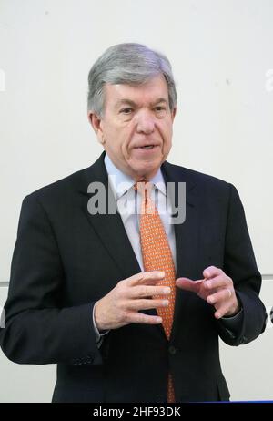 St. Louis, USA. 14th Januar 2022. Der Senator von Missouri, Roy Blunt, spricht mit Reportern, nachdem er am Freitag, dem 14. Januar 2022, das neue Interdisziplinäre Gebäude für Wissenschaft und Technik auf dem Campus der Saint Louis University in St. Louis bereist hatte. Blunt sprach über die Partnerschaft der SLU mit der National Geospatial-Intelligence Agency und über die Bemühungen, die Position von St. Louis als globales Zentrum für Geospatial Intelligence zu verbessern. Foto von Bill Greenblatt/UPI Credit: UPI/Alamy Live News Stockfoto