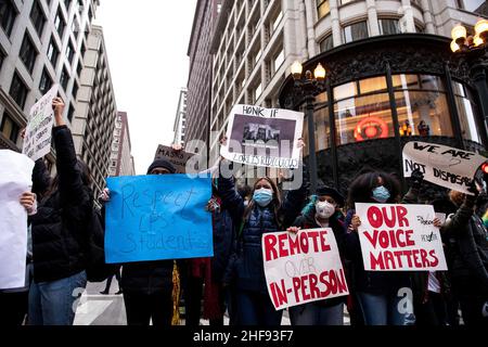 Chicago, USA. 14th Januar 2022. Schüler der Chicago Public Schools (CPS) marschieren am Mittwoch, dem 14. Januar 2022, in Chicago, IL, während eines Schulausgangs eine Straße entlang und protestieren mit der Forderung nach Sicherheitsreformen aufgrund der COVID-19-Pandemie. (Foto von Christopher Dilts/Sipa USA) Quelle: SIPA USA/Alamy Live News Stockfoto