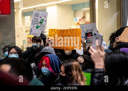 Chicago, USA. 14th Januar 2022. Schüler der öffentlichen Schulen von Chicago (CPS) führen am Mittwoch, dem 14. Januar 2022 in Chicago, IL, einen Schulauszug durch und protestieren vor den Hauptbüros der CPS mit der Forderung nach Sicherheitsreformen aufgrund der COVID-19-Pandemie. (Foto von Christopher Dilts/Sipa USA) Quelle: SIPA USA/Alamy Live News Stockfoto