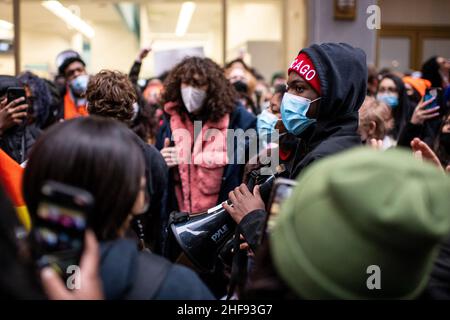 Chicago, USA. 14th Januar 2022. Schüler der öffentlichen Schulen von Chicago (CPS) führen am Mittwoch, dem 14. Januar 2022 in Chicago, IL, einen Schulauszug durch und protestieren vor den Hauptbüros der CPS mit der Forderung nach Sicherheitsreformen aufgrund der COVID-19-Pandemie. (Foto von Christopher Dilts/Sipa USA) Quelle: SIPA USA/Alamy Live News Stockfoto