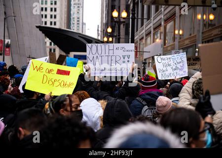 Chicago, USA. 14th Januar 2022. Schüler der öffentlichen Schulen von Chicago (CPS) führen am Mittwoch, dem 14. Januar 2022 in Chicago, IL, einen Schulauszug durch und protestieren vor den Hauptbüros der CPS mit der Forderung nach Sicherheitsreformen aufgrund der COVID-19-Pandemie. (Foto von Christopher Dilts/Sipa USA) Quelle: SIPA USA/Alamy Live News Stockfoto