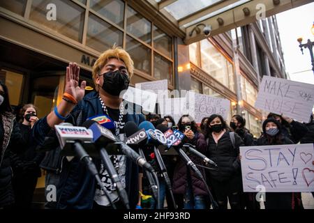 Chicago, USA. 14th Januar 2022. Ein Student der Chicago Public Schools (CPS) spricht am Mittwoch, dem 14. Januar 2022, in Chicago, IL, bei einem Schulauszug und Protest vor den Hauptbüros der CPS mit der Forderung nach Sicherheitsreformen aufgrund der COVID-19-Pandemie mit Vertretern der Medien. (Foto von Christopher Dilts/Sipa USA) Quelle: SIPA USA/Alamy Live News Stockfoto