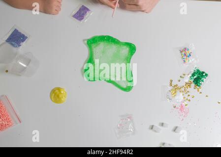 Gelber Schleim am Tisch Spaß zu Hause. Stockfoto