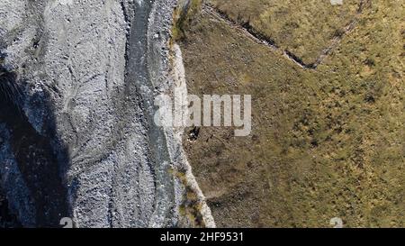 Konzept von Tourismus, Wandern und aktiven Lebensstil. Luftaufnahme einer Gruppe junger Touristen, die chinesischen Tee auf einer Bergklippe in der Nähe von Fast ston trinken Stockfoto