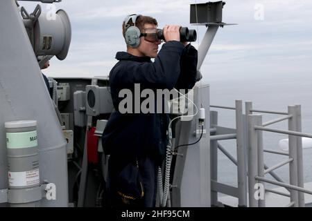 220113-N-VJ326-1183 PAZIFISCHER OZEAN (JAN 13, 2022) -- der Bootsmann-Seaman Andrew Crickard aus Guyton, Georgia, steht an Bord des amphibischen Sturmschiffs USS Tripoli (LHA 7), Januar 13, unter Beobachtung. Tripolis führt derzeit Routineoperationen in der US 3rd-Flotte durch. (USA Navy Foto von Mass Communication Specialist 2nd Class Malcolm Kelley) Stockfoto