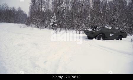 Wirf eine Granate in einen Militärpanzer. Clip. Soldat wirft eine Handgranate in einen Kampfpanzer oder gepanzerten Personalträger, Winterrücklauf, Soldat thr Stockfoto