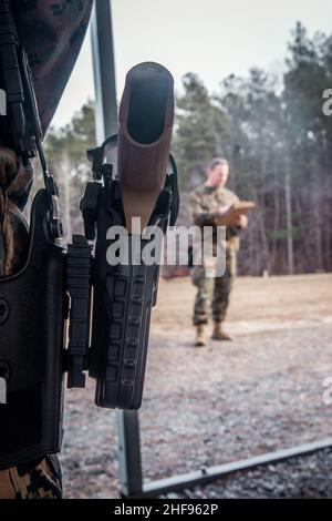 Marines mit 23rd Marine Regiment, 4th Marine Division, führen am 13. Januar 2022 in Fort Pickett, Virginia, eine Pistolenqualifizierung mit dem M17 Modular Handgun System durch. Die M17 ist eine halbautomatische 9-mm-Pistole mit Stürmer und der Vorgänger des modularen Handfeuersystems M18. Die M18 sollen bis zum Ende des Geschäftsjahres 2022 alle anderen Pistolen im Inventar des Marine Corps, einschließlich der M9, ersetzen. Dies ist das erste Mal seit 1985, dass das Marine Corps einen neuen dienstweiten Pistolenaustausch einführt. Das Verteidigungsministerium, durch das Northern Command der USA und zur Unterstützung der Stockfoto