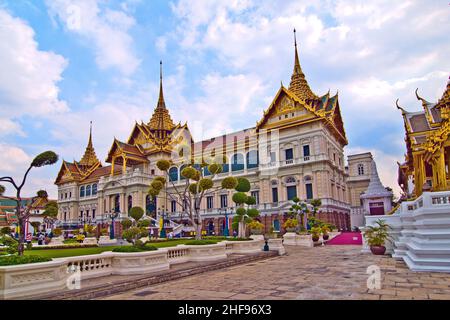 Chakri Mahaprasad Hall des Grand Palace in Bangkok mit Museum Stockfoto