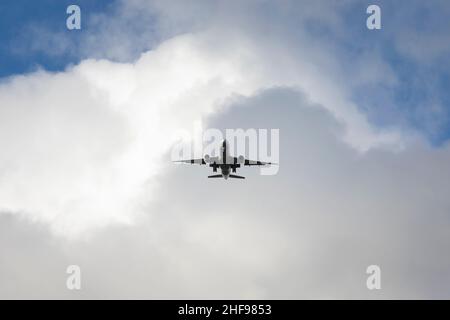 Eine Boeing 777-200 von American Airlines, die von London, England, einfliegt, bereitet sich auf die Landung am Seattle-Tacoma International Airport in SeaTac, Washington ON vor Stockfoto