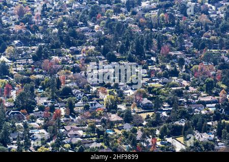 Blick auf die Viertel La Canada Flintridge in der Nähe von Glendale und Los Angeles, Kalifornien. Foto vom Lukens-Berg in den San Gabriel Mountains. Stockfoto