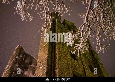 Kelso Abbey, Schottland, gesehen bei Nacht mit Schnee im Winter Stockfoto