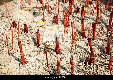 Brennende Joss Sticks im Kloster Wat Na Phramane in Ajutthaya Stockfoto