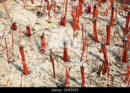 Brennende Joss Sticks im Kloster Wat Na Phramane in Ajutthaya Stockfoto