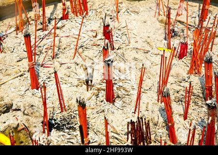 Brennende Joss Sticks im Kloster Wat Na Phramane in Ajutthaya Stockfoto