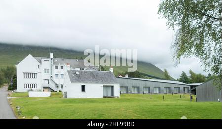 Die Rückseite des Bridge of Orchy Hotel, ein modernisiertes Gebäude aus dem Jahr 1930s an der Hauptstraße A82 von Glasgow nach Inverness über Fort William, während die Wolken des sind Stockfoto