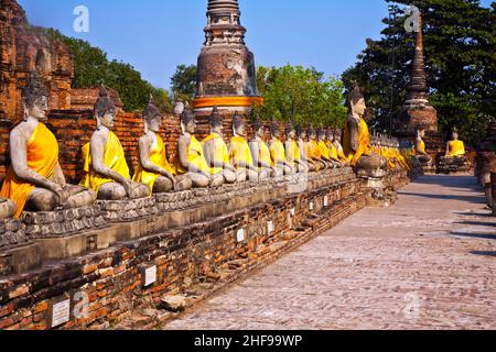 Buddha Statuen im Tempel von Wat Yai Chai Mongkol, Ayutthaya in der Nähe von Bangkok, Thailand Stockfoto