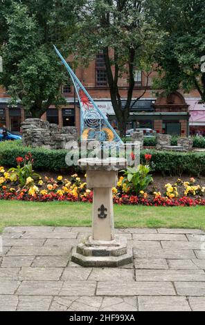 Zwei Sonnenuhren am Prestwick Cross, Ayrshire, eines auf einem Sockel zum Gedenken an das 50th-jährige Jubiläum der örtlichen Pfadfindergruppe im Jahr 1959 und das hintere Zifferblatt am Rücken Stockfoto