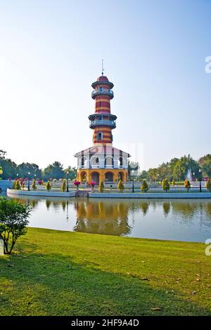 Der Sages Lookout Tower (Ho Withun Thasana) des thailändischen Sommerpalastes von Bang Pa-in in der Nähe von Ayutthaya und Bangkok Stockfoto