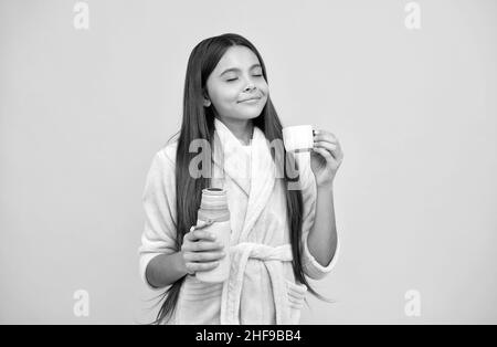 Verträumt teen Mädchen im Hause Frottee Bademantel mit Thermosflasche, durstig Stockfoto