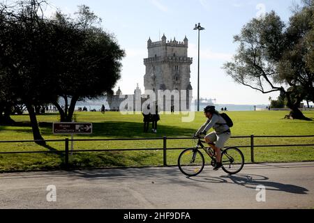 Lissabon, Portugal, meldete am Freitag 34 neue Todesfälle im Zusammenhang mit COVID-19. 3rd März 2021. Ein Mann fährt mit dem Fahrrad am Belem-Turm in Lissabon, Portugal, 14. Januar 2022 vorbei. Portugal meldete am Freitag 34 neue Todesfälle im Zusammenhang mit COVID-19, die höchste Tagesgebühr seit dem 3. März 2021. Laut der portugiesischen Generaldirektion Gesundheit (DGS) hat das Land seit Beginn der Pandemie 19.237 Tote zu beklagen. Quelle: Pedro Fiuza/Xinhua/Alamy Live News Stockfoto
