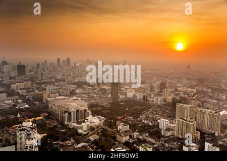 Blick über die Skyline von Bangkok bei Sonnenuntergang Stockfoto