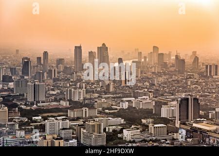 Blick auf die Skyline von Bangkok bei Sonnenuntergang Stockfoto