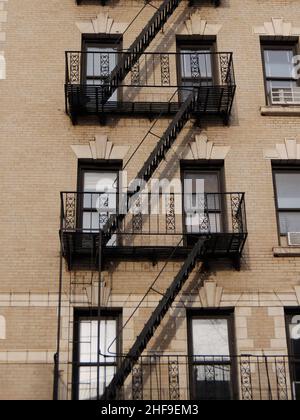 Feuertreppen auf Wohnhäusern in New York Stockfoto