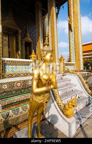 Berühmte Kinarees im Grand Palace in Bangkok, Thailand. Stockfoto