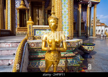 Berühmte Kinarees im Grand Palace in Bangkok, Thailand. Stockfoto