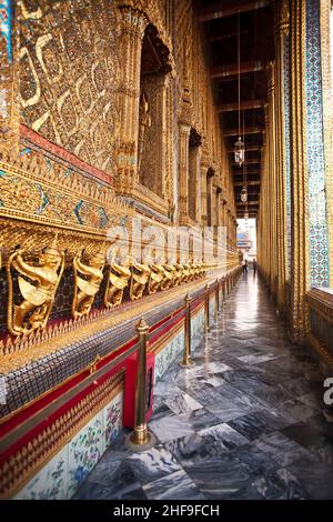 berühmte Tempel Phra Sri Ratana Chedi abgedeckt mit Folie Gold im Inneren Grand Palace Stockfoto