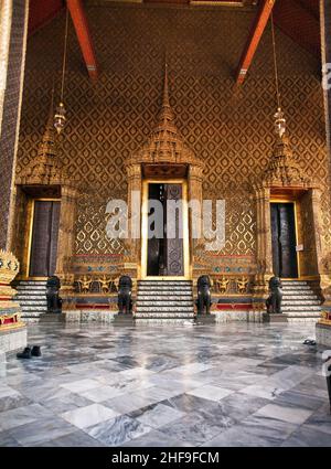 berühmte Tempel Phra Sri Ratana Chedi abgedeckt mit Folie Gold im Inneren Grand Palace Stockfoto