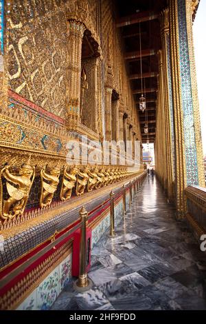 berühmte Tempel Phra Sri Ratana Chedi abgedeckt mit Folie Gold im Inneren Grand Palace Stockfoto