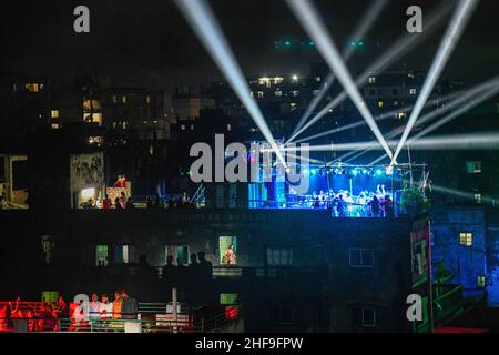 Dhaka, Bangladesch. 14th Januar 2022. Die Menschen nehmen an einer Feier des Shakrain Festivals Teil. Die Menschen in Bangladesch feiern das Shakrain Festival im südlichen Teil der Hauptstadt Dhaka (Old Dhaka), Bangladesch. Die Idee hinter dem Festival geht es um neue Kulturen und um die Suche nach Segen von der Hindu-Göttin Laxmi, der Göttin des Reichtums. Dieses Festival ist auch als Pouse Songkranti bekannt. Kredit: SOPA Images Limited/Alamy Live Nachrichten Stockfoto