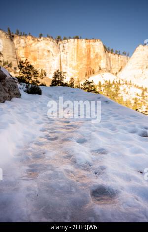 Eisiger Trail, der zum Westrand des Zion Canyon in Utah führt Stockfoto