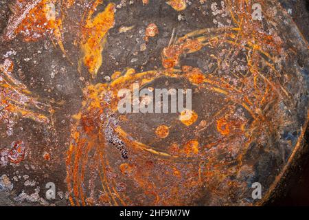 Textur einer rostigen Gusseisenoberfläche mit Roststreifen Stockfoto