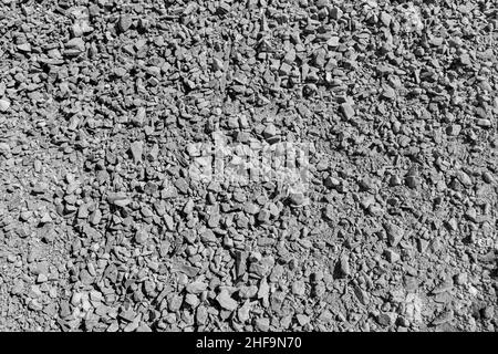 Trockene Mischung von Schotter mit Zement und Niedertemperatur-Additiven für die Herstellung von Betonmörtel während des Baus im Winter mit einem Negativ Stockfoto