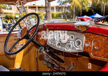 Der Innenraum eines 1934 Packard 110L Phaeton Oldtimer umfasst eine bodenmontierte Schaltung und eine aufwendige Instrumententafel, die den Packard umfasst Stockfoto