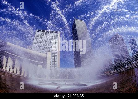 Das Spray aus dem Brunnen des Christian Science Center umrahmt das Sheraton Boston Hotel und das Bürogebäude des Prudential Center im Viertel Back Bay Stockfoto