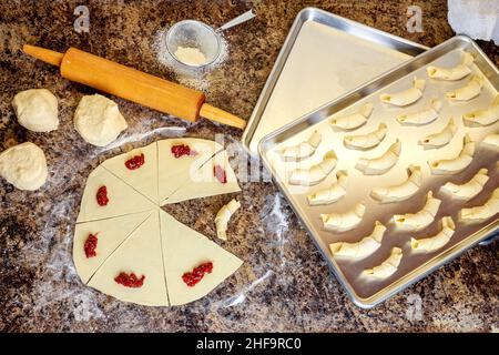 Hausgemachte Croissant-Kekse, gefüllt mit Marmelade, aufrollen. Stockfoto