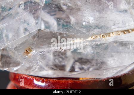 Nahaufnahme aus klarem Quarzkristall. Hochwertige Fotos Stockfoto